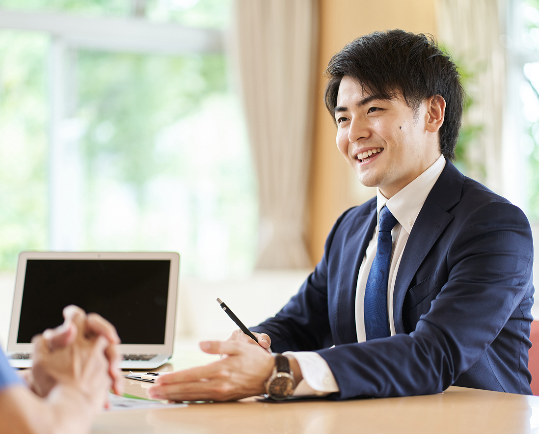 対面で対応するスタッフ