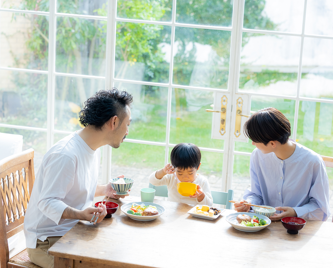 食卓を囲む家族